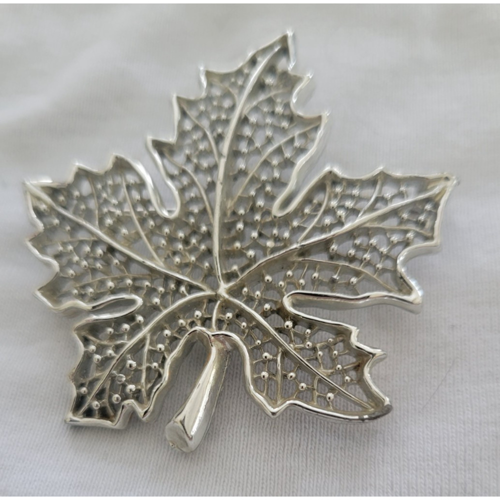Vintage Sarah Coventry Textured Leaf Silver tone Maple Leaf Brooch 2X1.5"
